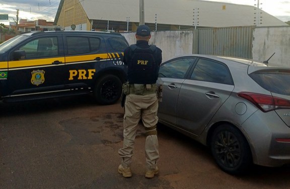 PRF apreende veículos em Picos e Campo Maior com roubo e documento falso PRF apreende veículos em Picos e Campo Maior com roubo e documento falso
