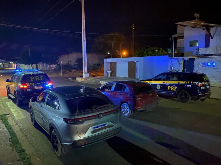PRF recupera dois veículos roubados e prende suspeitos durante fiscalização em Picos PRF recupera dois veículos roubados e prende suspeitos durante fiscalização em Picos