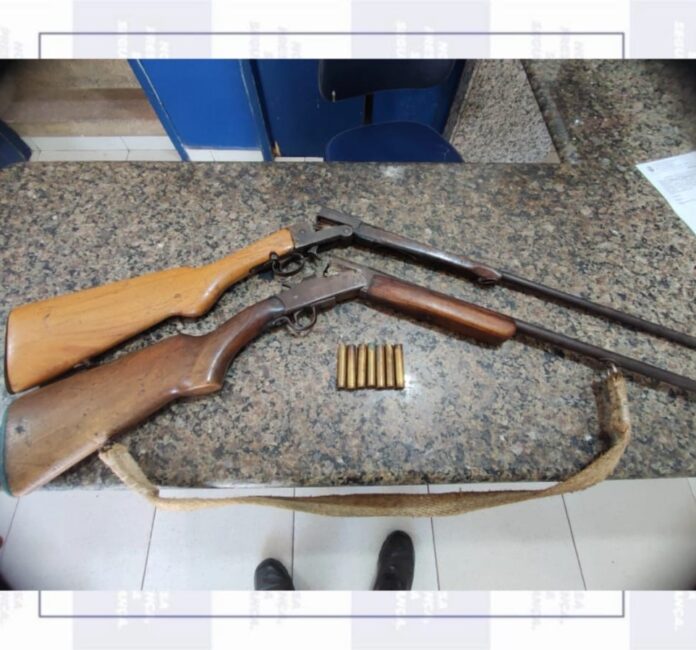 Polícia Militar apreende espingardas após denúncia de posse ilegal de armas em Araripina