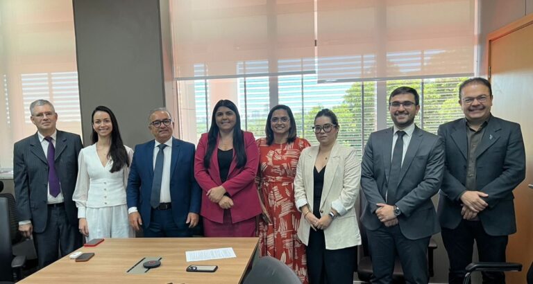 Prefeita de Padre Marcos discute construção de novo Fórum com presidente do TJPI Prefeita de Padre Marcos discute construção de novo Fórum com presidente do TJPI