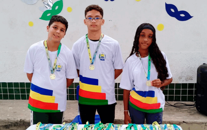 estudante-CETI-Firmina-Sobreira-Medalha-1024x646
