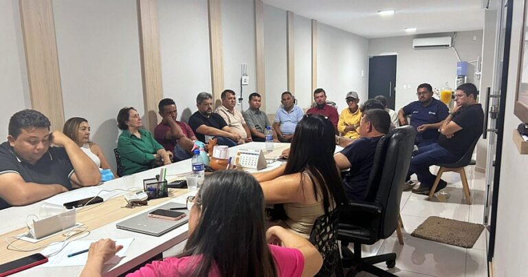 Prefeito e vice-prefeito de Aroeiras do Itaim se reúnem com secretários para tratar de pautas da gestão Prefeito e vice-prefeito de Aroeiras do Itaim se reúnem com secretários para tratar de pautas da gestão