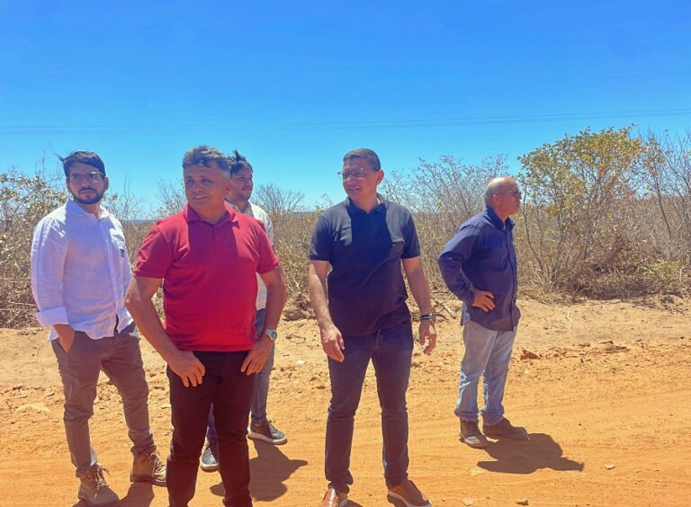 Prefeito e vice-prefeito de Aroeiras do Itaim acompanham obras no município Prefeito e vice-prefeito de Aroeiras do Itaim acompanham obras no município