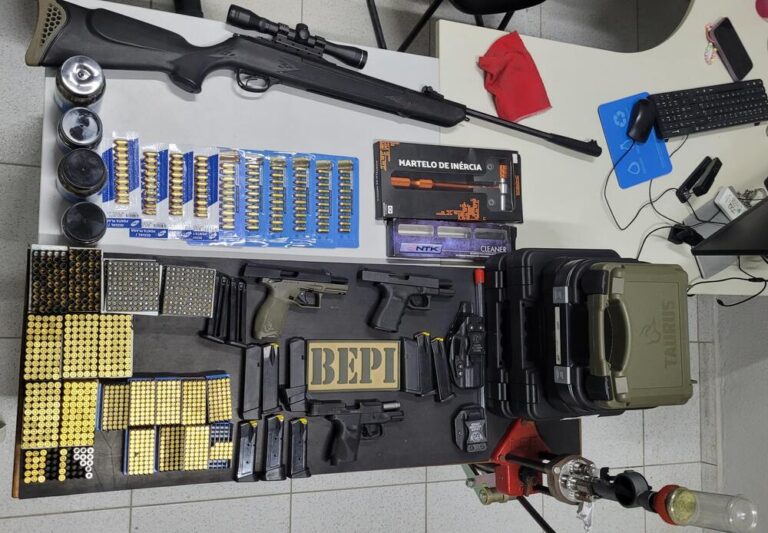 Arsenal com pistolas e mais de mil munições é apreendido pela PM em Parnaíba no caso do duplo homicídio Arsenal com pistolas e mais de mil munições é apreendido pela PM em Parnaíba no caso do duplo homicídio