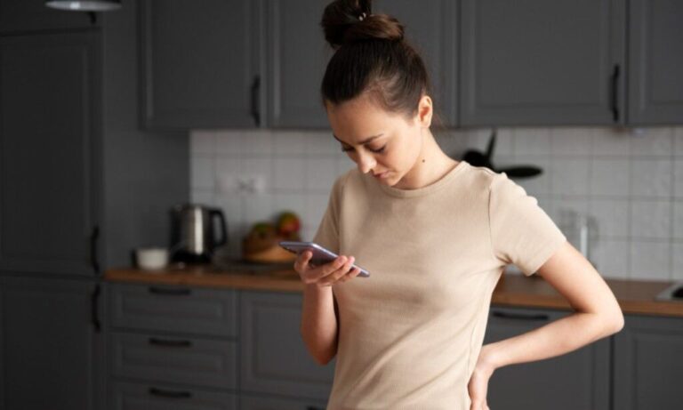 Celular no dia a dia pode causar até 27 quilos extras de pressão no pescoço Celular no dia a dia pode causar até 27 quilos extras de pressão no pescoço