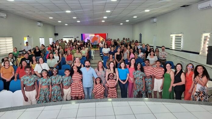 FA-IMG-b27697e91ea47e82141cSimões encerra Seminário de Educação com palestras e reconhecimento a educadores