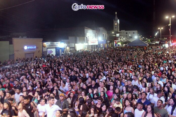 IMG_9996Procissão, Missa e show com Colo de Deus reúnem multidão na II Romaria das Famílias em Marcolândia