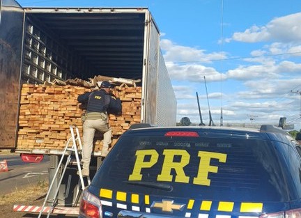 PRF apreende 32 m³ de madeira serrada com documentação irregular na BR-316 em Picos