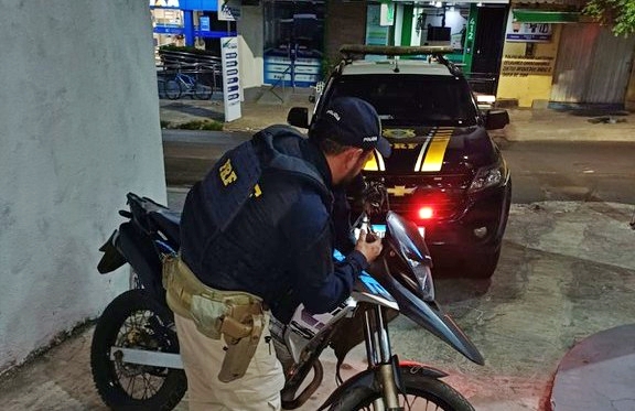 PRF recupera três veículos roubados e adulterados em Floriano e Picos em menos de 24 horas