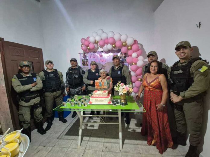 Polícia Militar homenageia idosa durante aniversário de 98 anos no Piauí