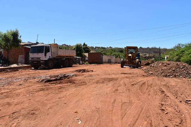 Prefeitura de Picos dá início a revitalização de rua intrafegável na comunidade Quilombo
