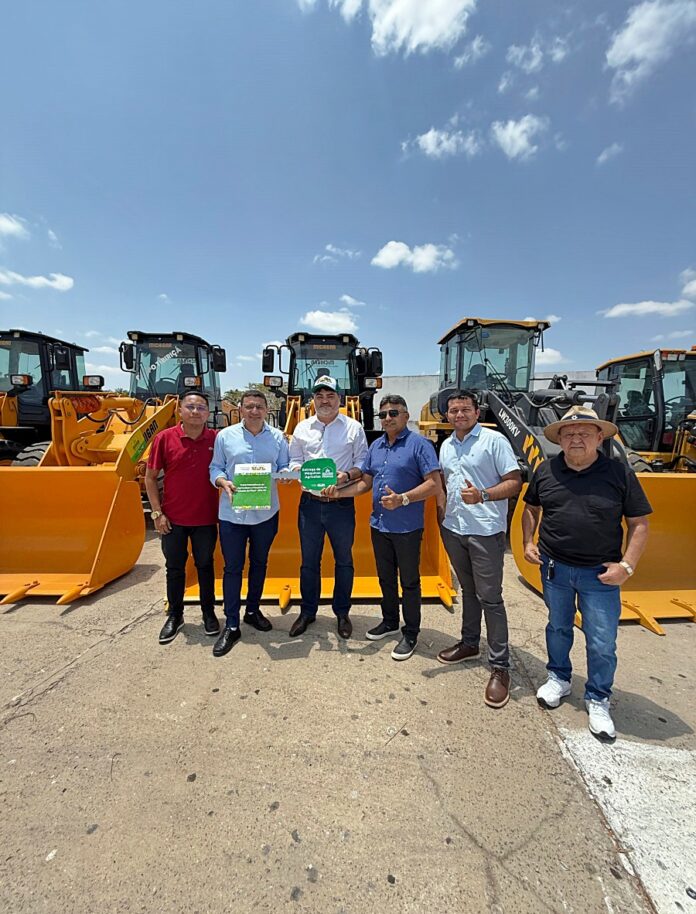 1Aroeiras do Itaim recebe máquina carregadeira do Programa PROMAQ