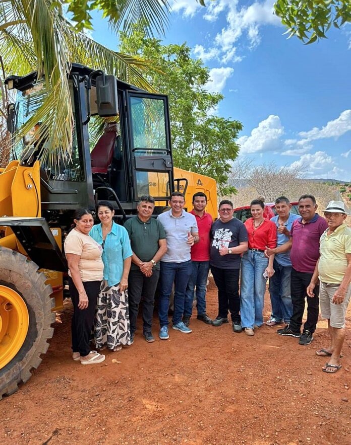 1Aroeiras do Itaim recebe máquina carregadeira para fortalecer os serviços públicos