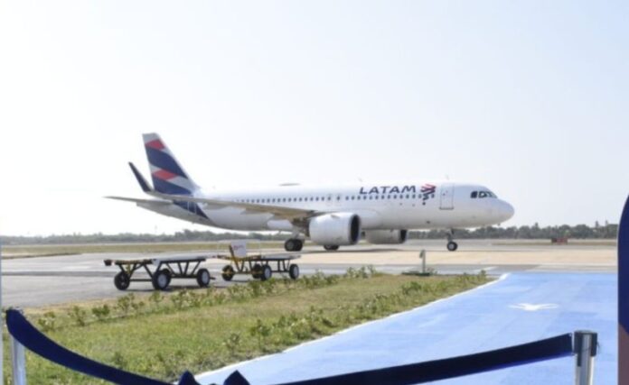 Avião da LATAM Airlines - LATAM companhia aérea - aeroporto