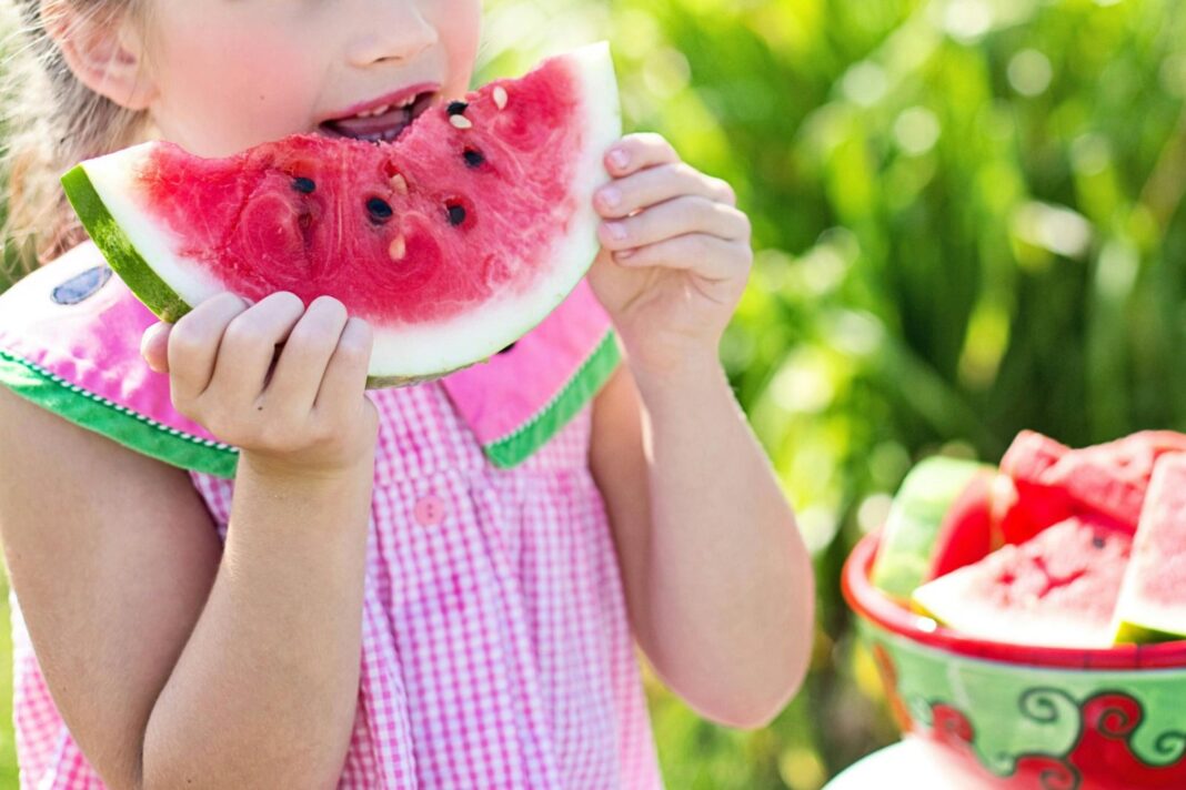 Criança se alimentando - Criança comendo - Alimentação infantil