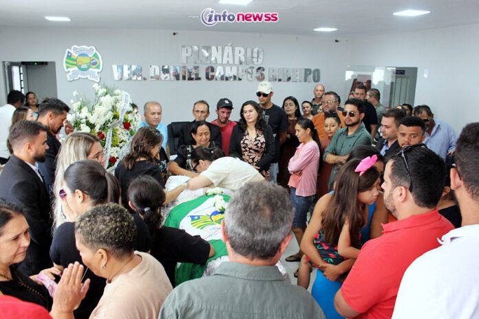 IMG_6672Último adeus a Geofrancis Latorres é marcado por muita comoção e emoção