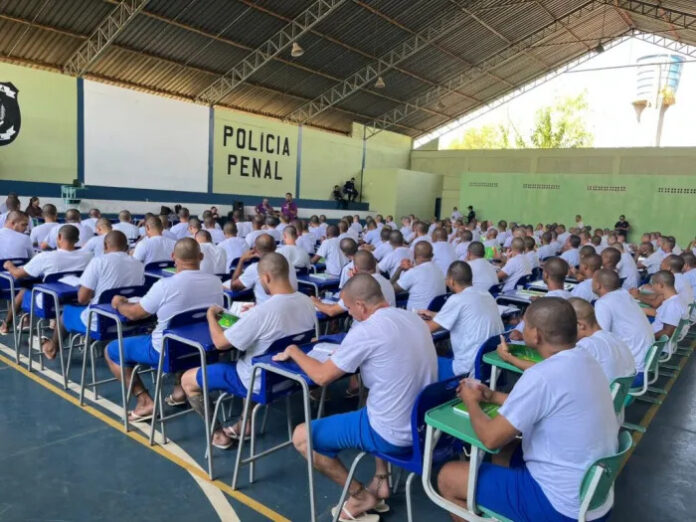 Mais de 3 mil internos realizam a prova do Encceja nas unidades prisionais do Piauí - Internos do sistema penitenciário do Piauí estudando - Internos do sistema penitenciário do Piauí fazendo prova