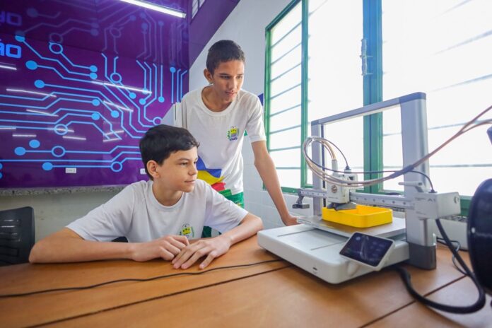 Mais de 30 mil alunos do Piauí têm Robótica como disciplina em escolas de Tempo Integral - aula de robótica - sala de aula - alunos da rede estadual com aula de robótica