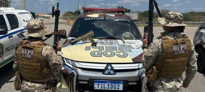 PMCE, PMBA e PMPE apreendem metralhadora e drogas em ônibus no Crato