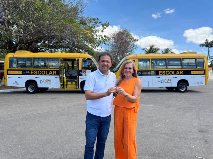 Prefeito Evilásio Mateus e deputada Roberta Arraes conquistam dois novos ônibus escolares para Araripina 1