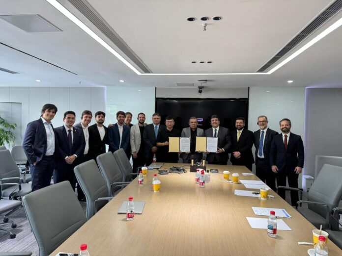 Rafael Fonteles assina acordo na China para instalação de fábrica de fibra óptica no Piauí