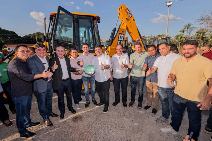 28 municípios piauienses recebem retroescavadeiras