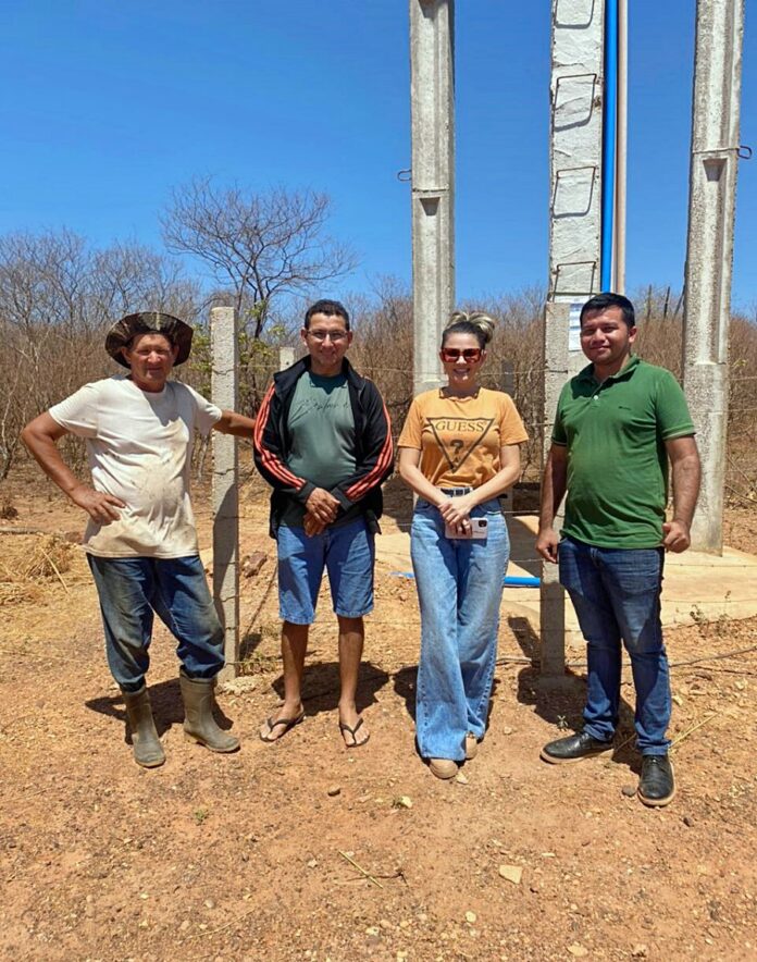2secretaria de agricultura e administração acompanham o abastecimento de águas nos povoados de aroeiras do itaim