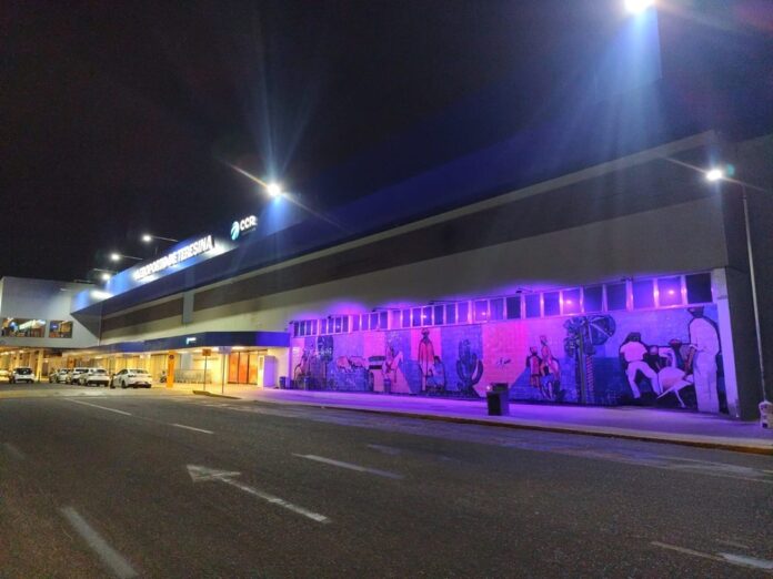 Aeroporto de Teresina recebe iluminação rosa em apoio à campanha Outubro Rosa