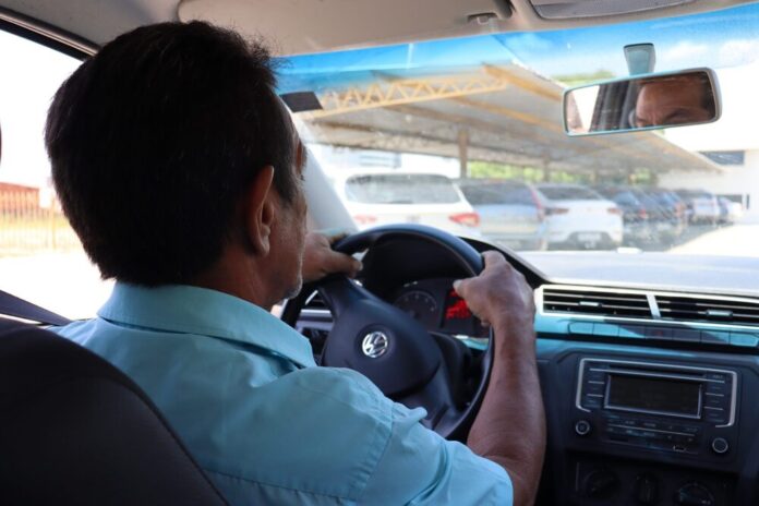 Com mais de 49 mil motoristas acima de 70 anos, Detran-PI divulga orientações de segurança - Motorista acima de 70 anos - Motorista dirigindo carro - Motorista idoso dirigindo carro Foto: Welligton Oliveira