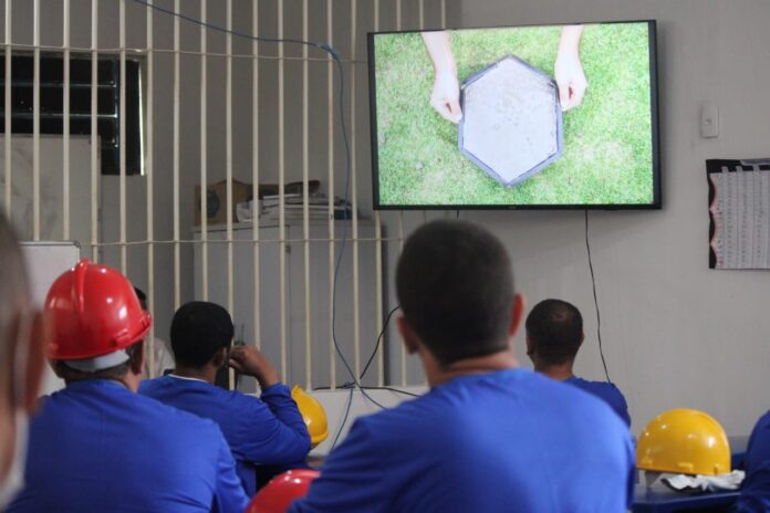 Internos do Piauí participam de curso do Senai para fabricar blocos de concreto