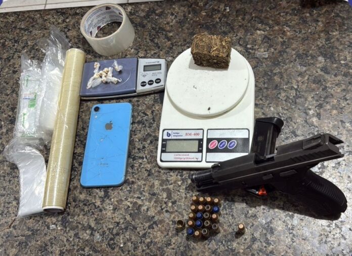 Polícia recupera arma calibre .40 roubada de policial e apreende drogas e munições no bairro B13 do distrito de Serrolândia em Ipubi
