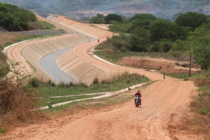 Transposição do Rio São Francisco O Cinturão das Águas do Ceará (CAC), em Jati. Ele recebe as águas da transposição e as distribui no Estado | Foto: Honório Barbosa