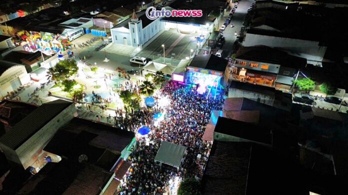 b07f07a0-0348-493e-be03-b7302210760bShow com Limão com Mel reúne multidão e encerra programação dos Festejos Sociais de Gergelim em Araripina